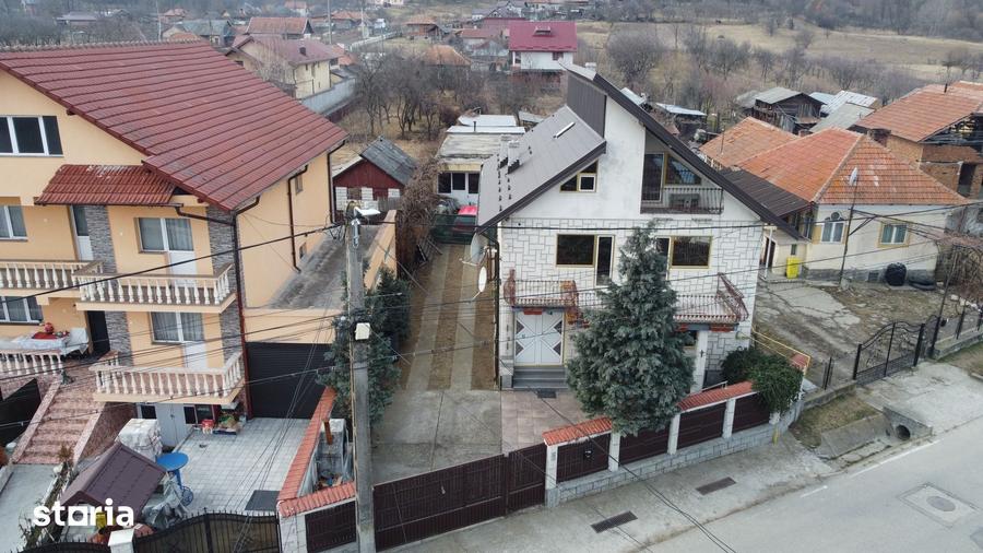Casă cu 4 camere cu Teren 200 Mp în Central