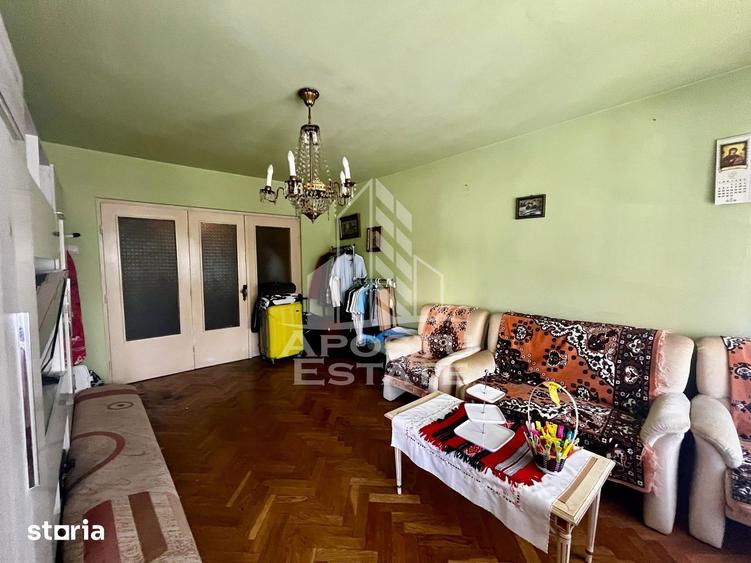 Apartament cu 4 camere semidecomandat, mobilat în Take Ionescu