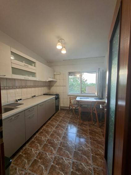 Apartament cu 3 camere decomandat în Steaua