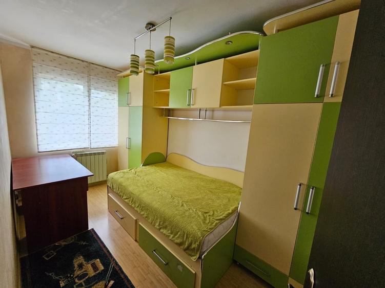 Apartament cu 3 camere semidecomandat, mobilat în Podu Roș