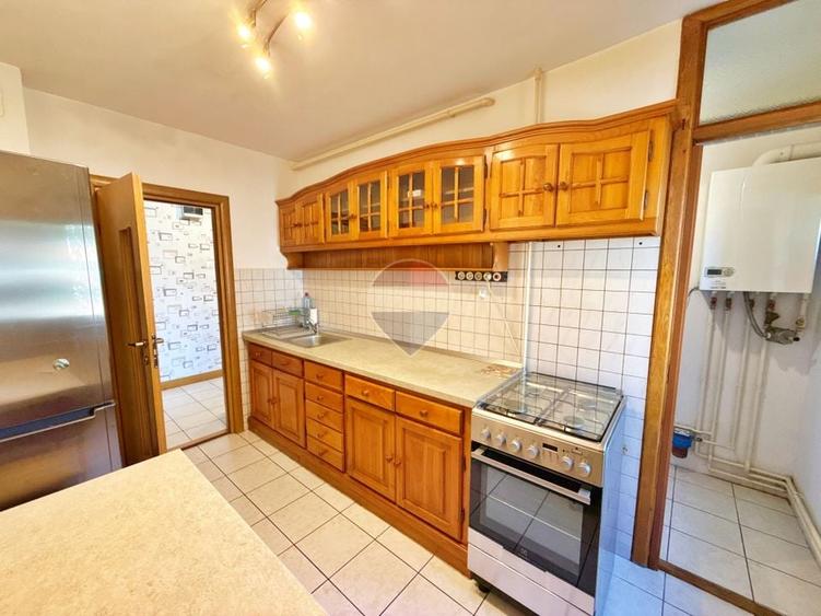 Apartament cu 3 camere decomandat, mobilat în Intim