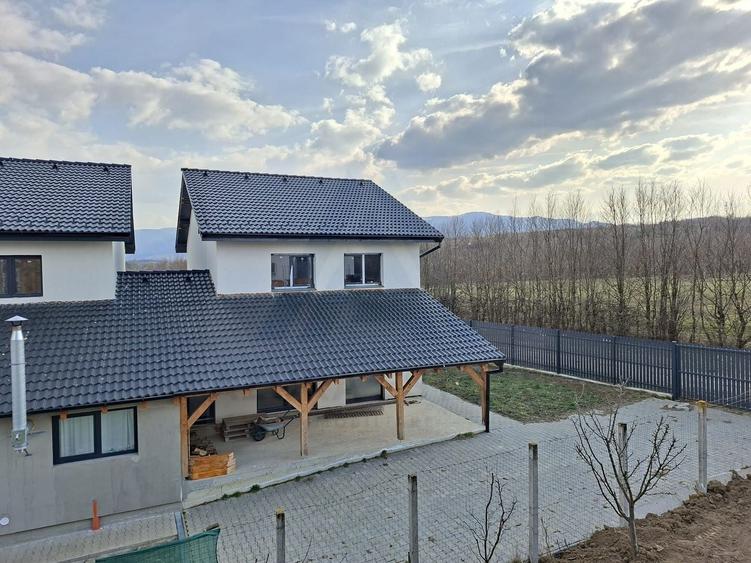 Casă individuală cu 4 camere cu Canalizare în Exterior Sud