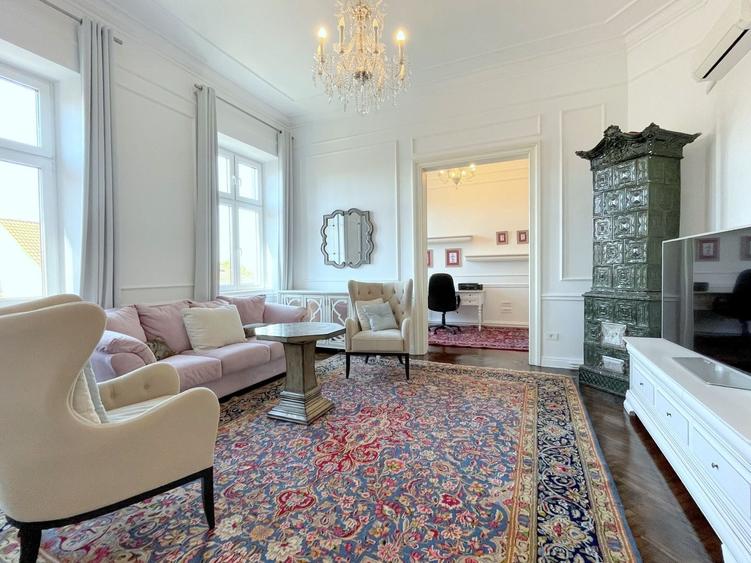 Apartament cu 3 camere semidecomandat, mobilat în Central