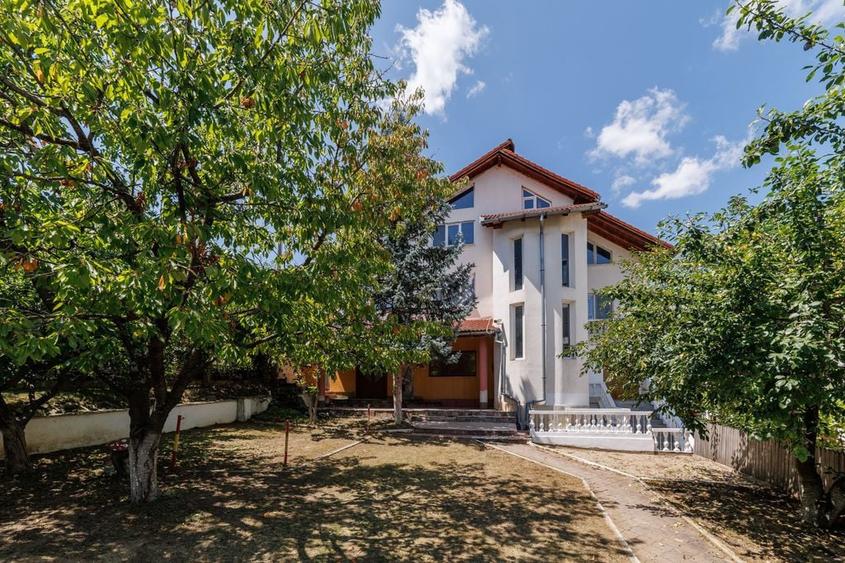 Casă cu 5 camere cu Teren 719 Mp în Găvana