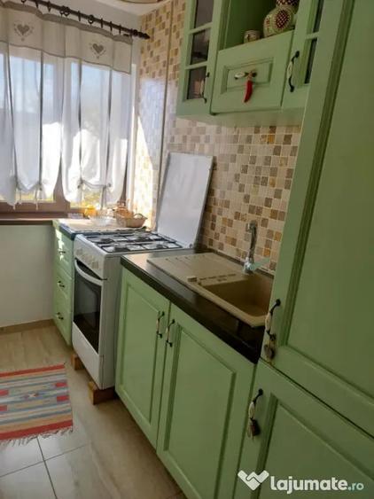 Apartament cu 3 camere semidecomandat în Craiovița Nouă