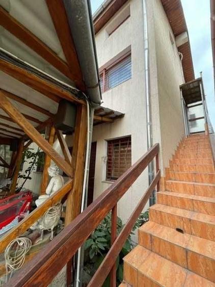 Casă cu 4 camere decomandat în Central