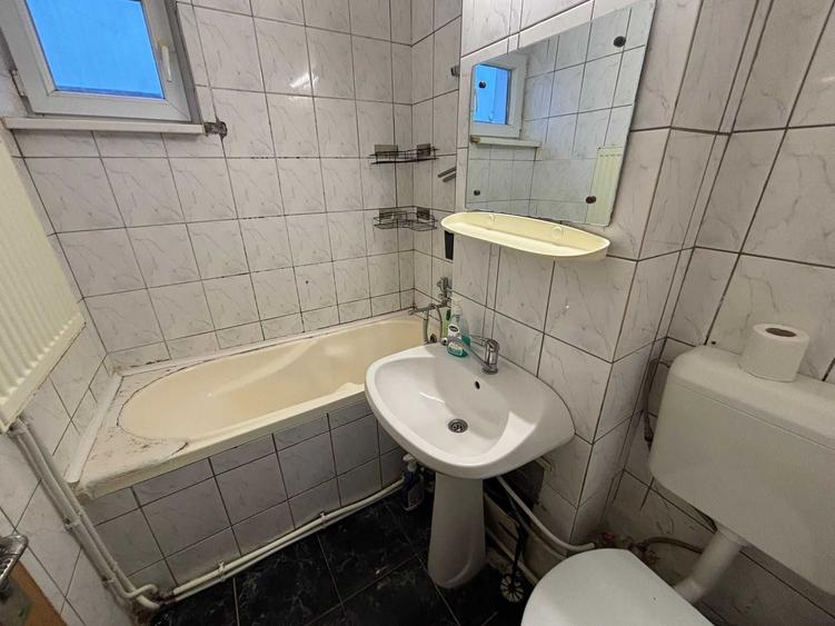Apartament cu 3 camere semidecomandat în Exterior Vest