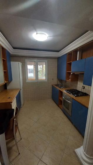 Apartament cu 3 camere semidecomandat în Apărătorii Patriei