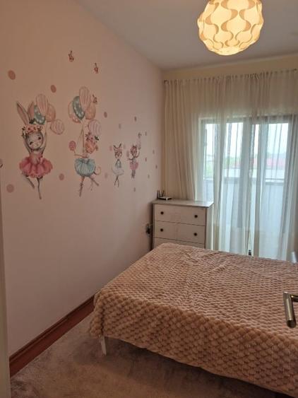 Apartament cu 3 camere semidecomandat, mobilat în Bucureștii Noi