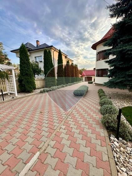 Casă individuală cu 8 camere cu Teren 3000 Mp în Burdujeni