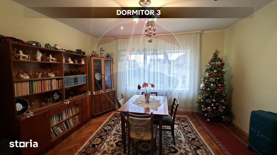 Casă cu 4 camere cu Teren 1295 Mp în Central
