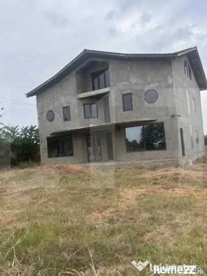 Casă cu 7 camere cu Teren 8300 Mp în Central