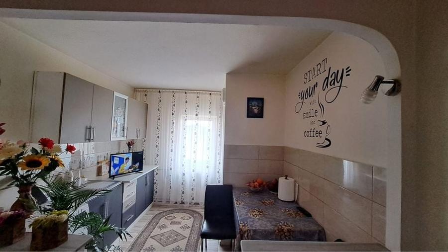 Apartament cu 3 camere decomandat în Crihala