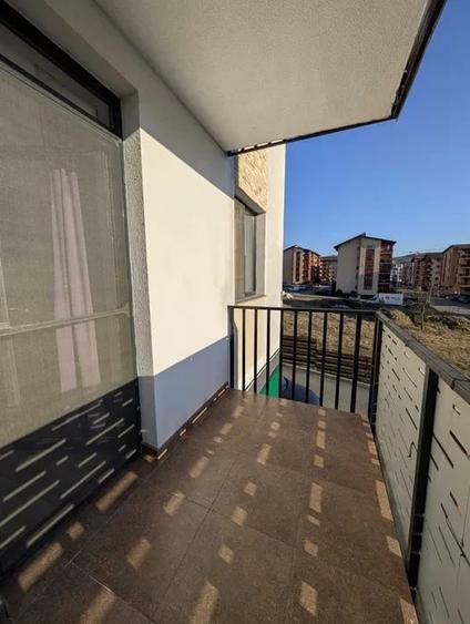 Apartament cu 3 camere semidecomandat, mobilat în Florești
