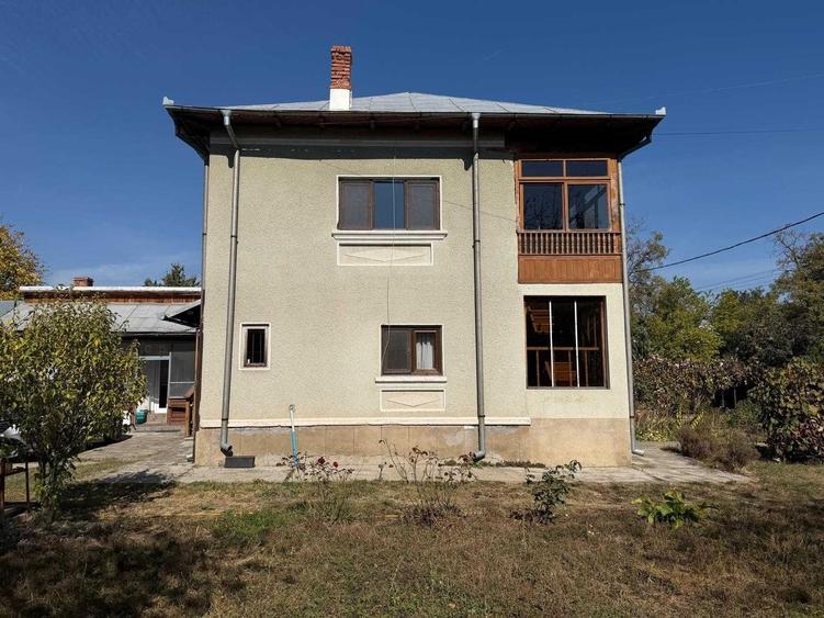 Casă cu 4 camere decomandat în Central
