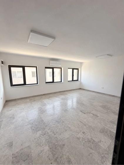 Spațiu comercial, de 300 mp, în Plopi