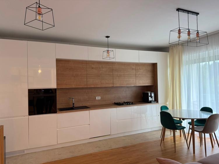 Apartament cu 3 camere semidecomandat în Băneasa