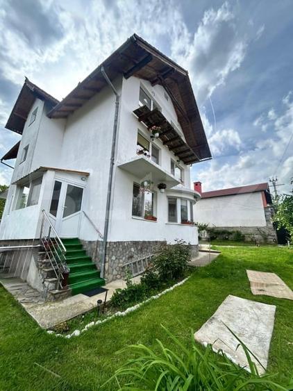 Casă individuală cu 8 camere cu Teren 450 Mp în Zărnești