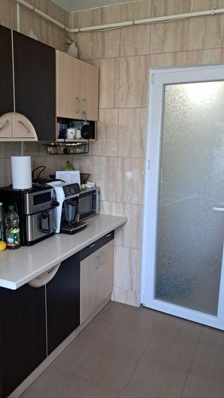 Apartament cu 3 camere semidecomandat în Podu Roș