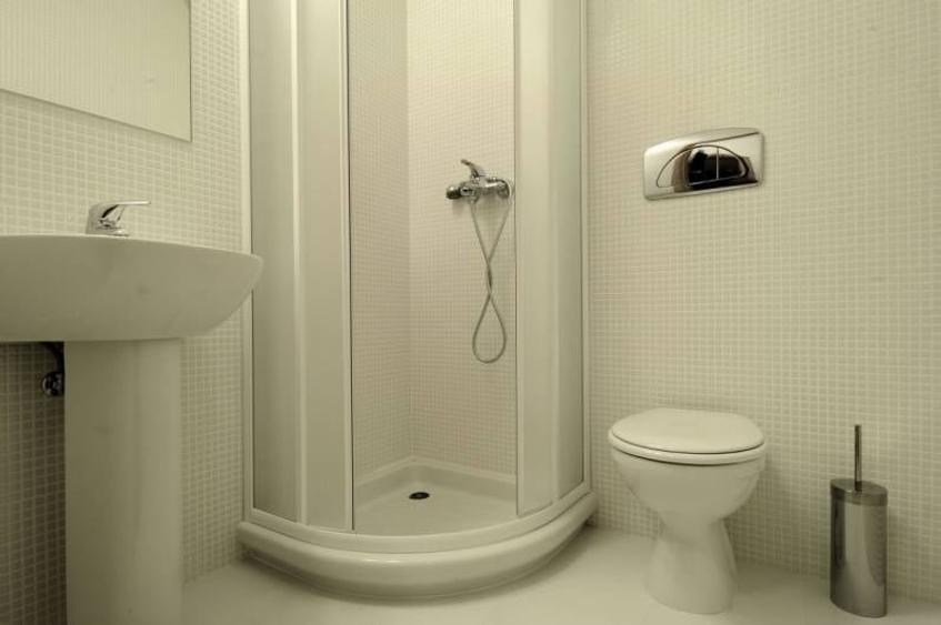 Apartament cu 3 camere semidecomandat, mobilat în Băneasa