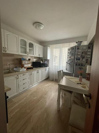 Apartament cu 4 camere decomandat, mobilat în Traian