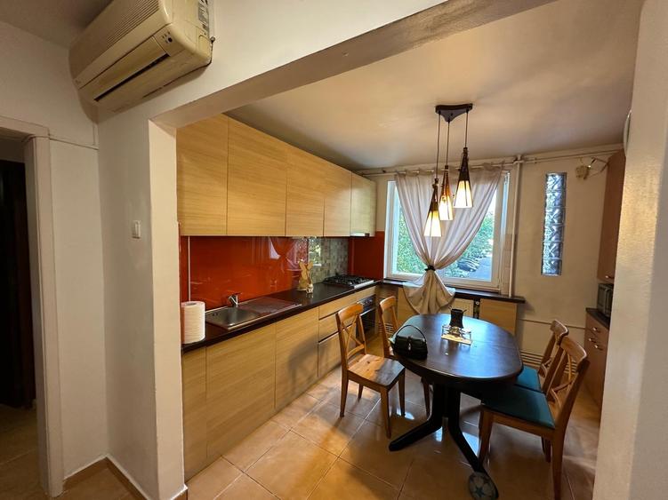 Apartament cu 4 camere decomandat în Titan