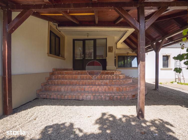 Casă cu 9 camere cu Teren 439 Mp în Cristian