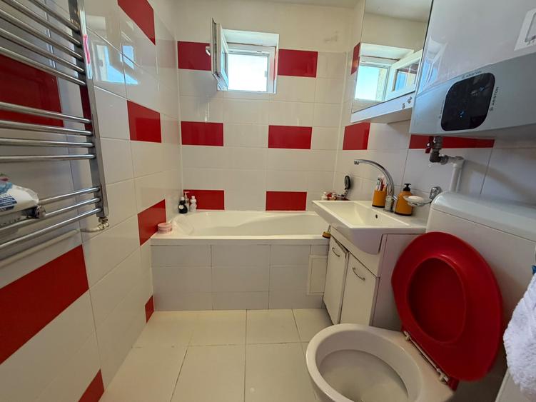 Apartament cu 3 camere semidecomandat în Pantelimon