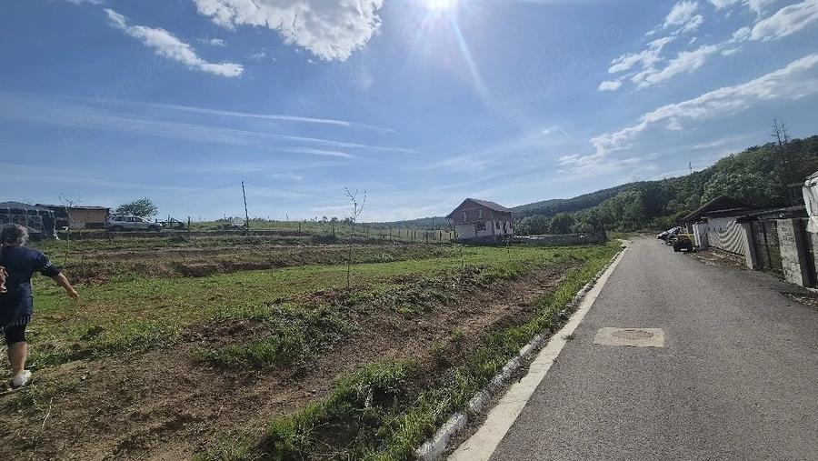 Teren de 1100 mp, în Bârsău