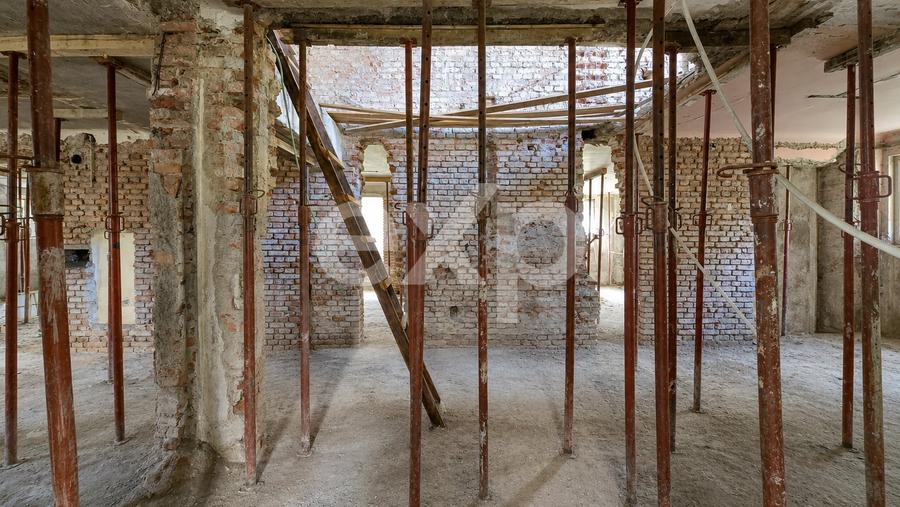 Casă individuală cu 9 camere cu Canalizare în Centrul Istoric