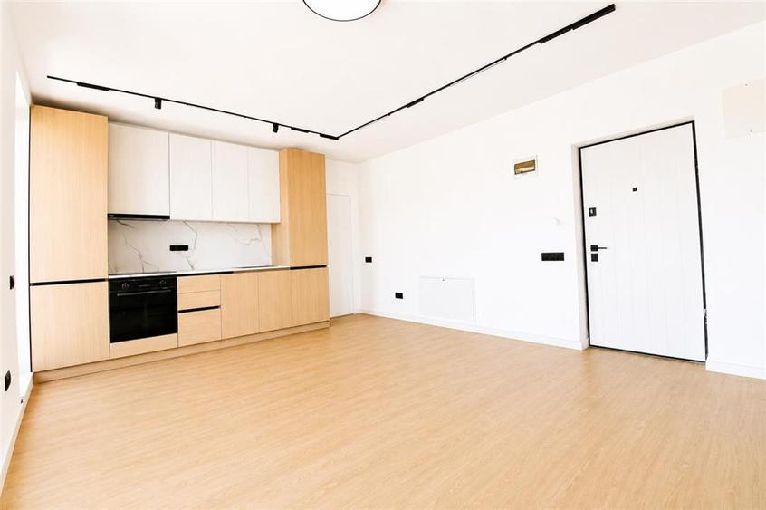 Apartament cu 3 camere semidecomandat în Florești