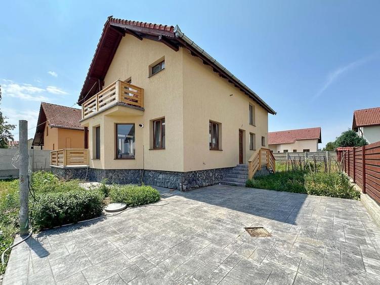 Casă individuală cu 4 camere cu Canalizare în Hălchiu