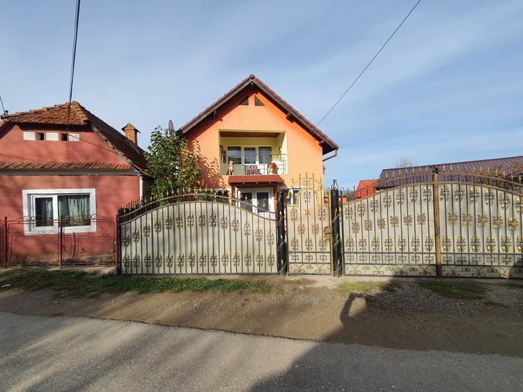 Casă individuală cu 4 camere cu Garaj în Teliu