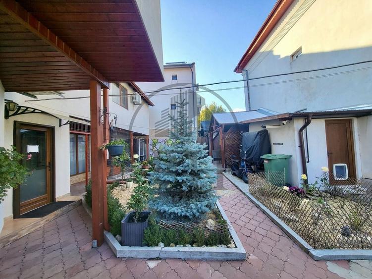 Casă individuală cu 14 camere cu Canalizare în Central