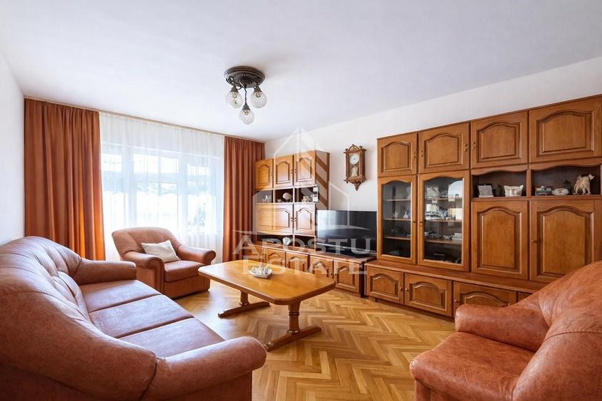 Apartament cu 3 camere decomandat, mobilat în Aradului