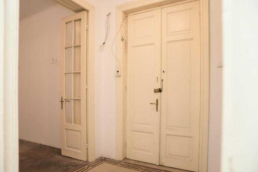 Apartament cu 3 camere circular în P-ța Unirii
