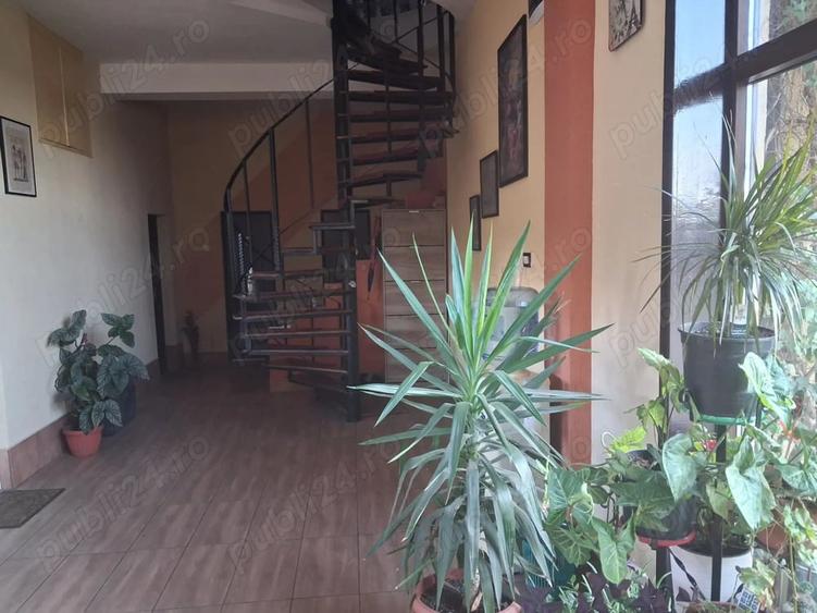 Casă cu 8 camere cu Teren 1000 Mp în Central
