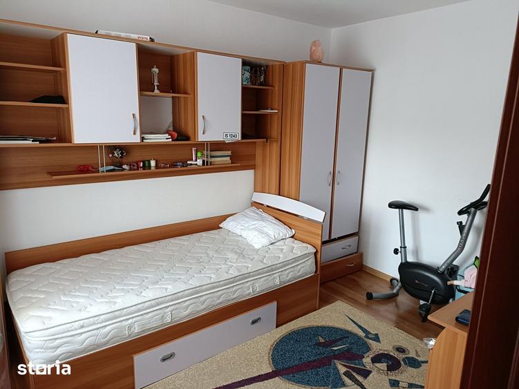 Apartament cu 3 camere semidecomandat în Exterior Vest