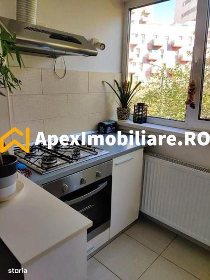 Apartament cu 3 camere semidecomandat în Costin Georgian