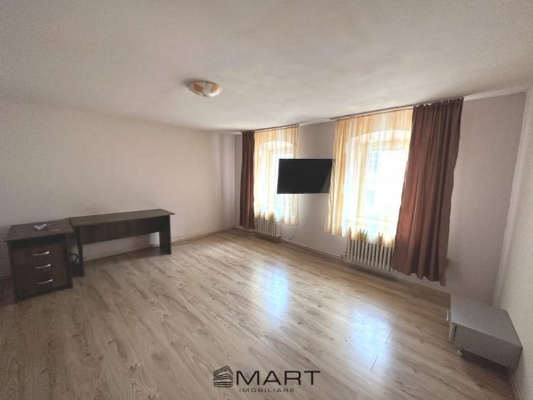 Casă cu 8 camere cu Teren 800 Mp în Central
