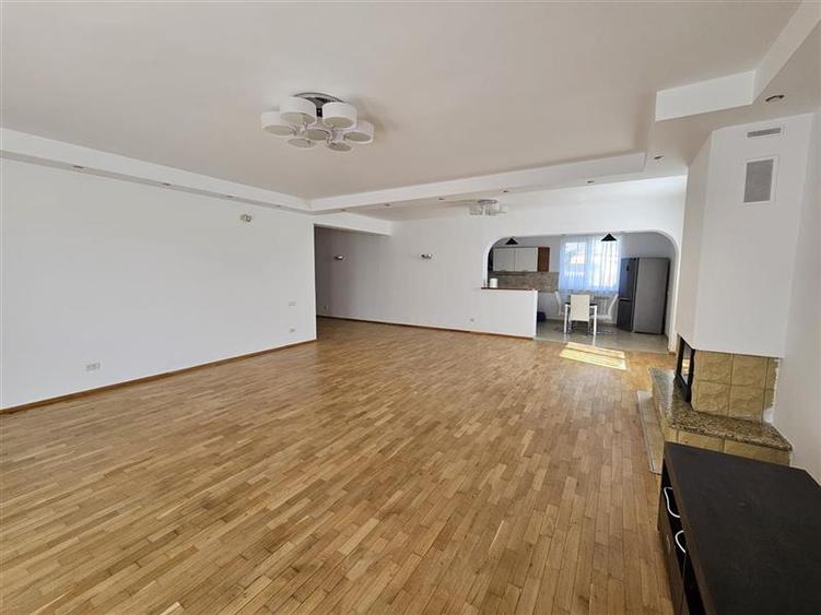 Casă individuală cu 6 camere cu Piscina în Iancu Nicolae