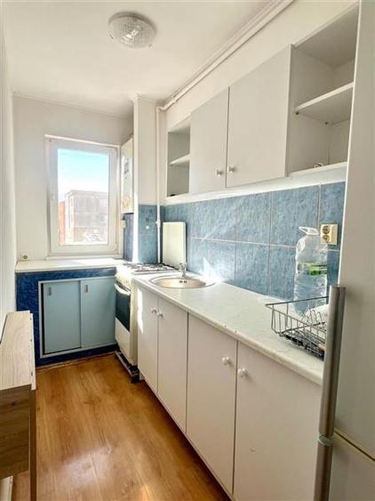 Apartament cu 3 camere semidecomandat, mobilat în Florilor