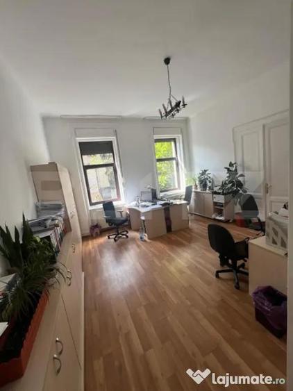 Casă cu 8 camere cu Teren 1000 Mp în Central