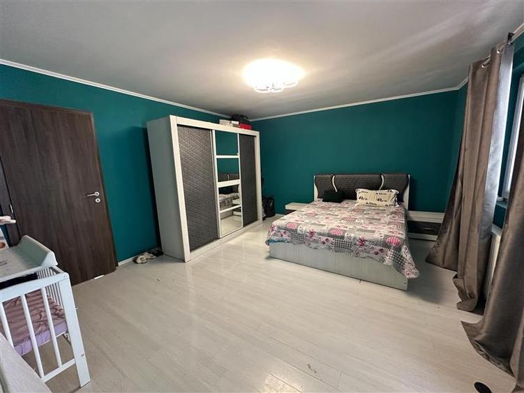 Casă individuală cu 6 camere cu Canalizare în Est