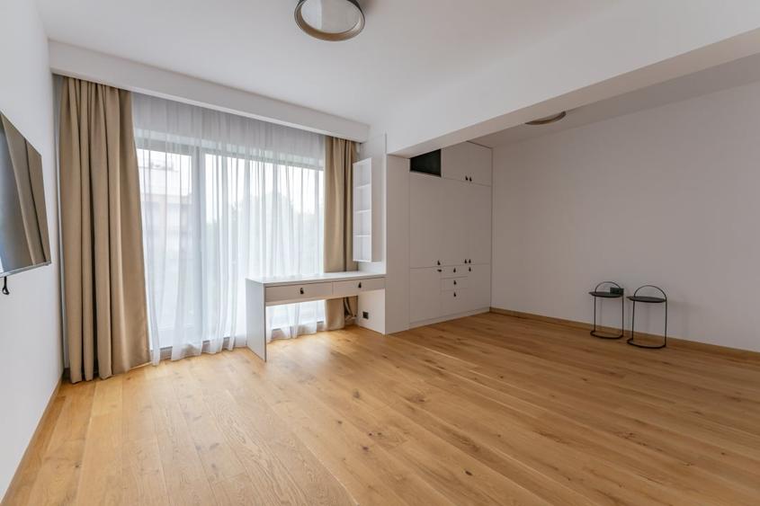 Apartament cu 4 camere decomandat, mobilat în Ultracentral