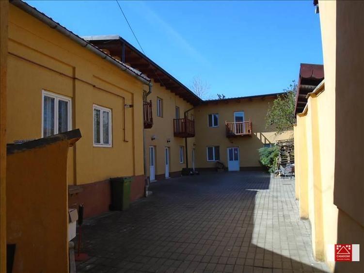 Casă individuală cu 20 camere cu Canalizare în Central