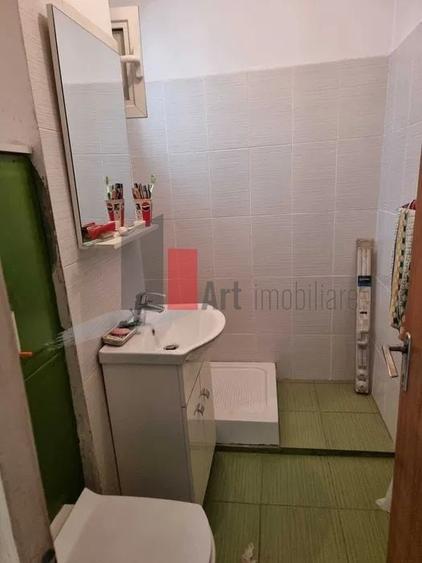 Apartament cu 3 camere semidecomandat, mobilat în Baba Novac