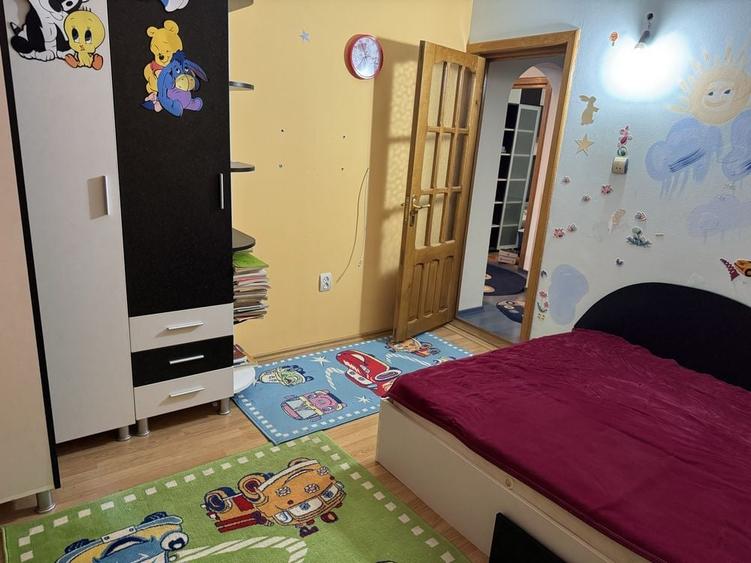 Apartament cu 3 camere decomandat în Podu Turcului
