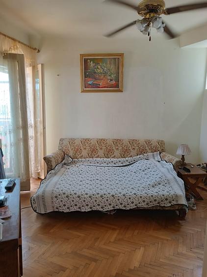 Apartament cu 3 camere semidecomandat, mobilat în Dacia