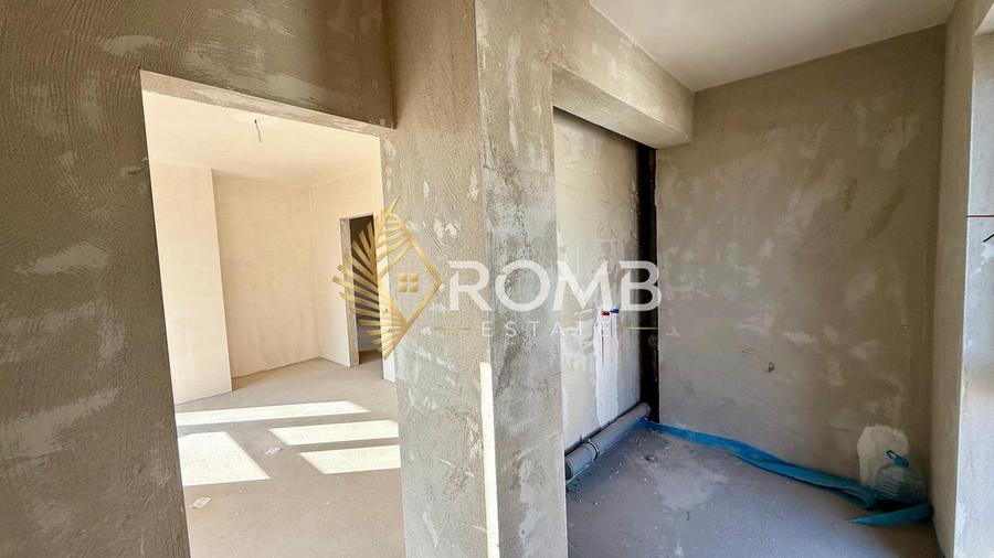 Apartament cu 3 camere decomandat în Florești